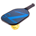 Onix - Raquette de pickleball Graphite Z5 - Bleu-NOYAU EN NID D'ABEILLE NOMEX - La raquette ONIX Z5 est idéale pour tout joueur recherchant un contrôle de balle exceptionnel grâce à une raquette en Nomex et une raquette en graphite de poids moyen. Avec un poids moyen idéal (200-220 g), elle offre un équilibre parfait entre puissance et vitesse.