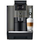 Jura - Machine a Café Professionelle W8 Dark Inox-Le W8 guide l'utilisateur dans la sélection de ses spécialités préférées sur l'écran de 3,5 pouces doté de boutons, tandis que le Coffee Eye intégré aide l'utilisateur à positionner correctement la tasse