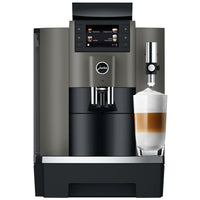 Jura - Machine a Café Professionelle W8 Dark Inox-Le W8 guide l'utilisateur dans la sélection de ses spécialités préférées sur l'écran de 3,5 pouces doté de boutons, tandis que le Coffee Eye intégré aide l'utilisateur à positionner correctement la tasse