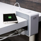 APC - protecteur de surtensions SurgeArrest Essential à 6 prises avec 4 ports USB (PE6U4W)-La conception à usages multiples permet d'accrocher le protecteur de surtension sur le côté du bureau, sur le dessus d'une cloison ou il peut être autonome