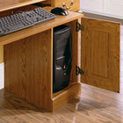Orchard Hills - Bureau informatique avec bahut, chêne de Caroline-L’espace de rangement derrière la porte à panneaux de ce bureau d’ordinateur contient une tour de processeur verticale.