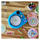 Crayola - Station d’art Spin & Spiral de -N’ARRÊTE PAS : Découpe le centre des assiettes en papier comme recharge de disque. Cet ensemble fonctionne avec tous les marqueurs Pip-Squeaks. Pour recharger les bouteilles d'encre fournies, mélange de la peinture lavable Crayola et de l'eau jusqu'à obtenir la consistance souhaitée