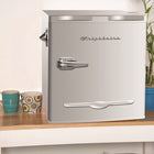 Frigidaire - Réfrigérateur bar rétro avec ouvre-bouteille sur le côté - 1,6 pi ca - Rayon de lune-Un compartiment de 1,35 pi ca pour la nourriture fraîche jumelé à un compartiment de congélation de 0,25 pi ca permet d’entreposer davantage