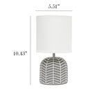 Simple Designs - Petite lampe de table - Gris avec design Web blanc-c'est une mini-lampe la taille totale est l : 5.51 x l : 5.51 x h : 10.43 et pèse 1.32 lbs. l'abat-jour de cette lampe mesure dia : 5.51 x h : 5.5