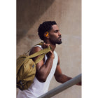 Beats - Écouteurs Powerbeats Pro 2 - Orange électrisant-Les crochets auriculaires ont été renforcés avec un alliage de nickel et de titane pour une souplesse, une tenue et un confort phénoménaux, ce qui rend les écouteurs Powerbeats Pro 2 de nouvelle génération 20 % plus légers que le modèle précédent. Des embouts de cinq tailles différentes sont inclus pour un confort personnalisé.