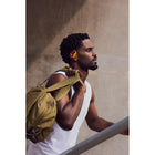 Beats - Écouteurs Powerbeats Pro 2 - Orange électrisant-Les crochets auriculaires ont été renforcés avec un alliage de nickel et de titane pour une souplesse, une tenue et un confort phénoménaux, ce qui rend les écouteurs Powerbeats Pro 2 de nouvelle génération 20 % plus légers que le modèle précédent. Des embouts de cinq tailles différentes sont inclus pour un confort personnalisé.