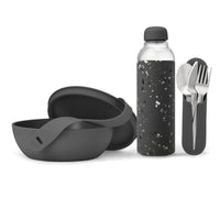 W&P - Ensemble repas Porter - bouteille à eau - bol-repas - jeu d'ustensiles - terrazo anthracite-Fabriquée en verre léger et durable, avec un manchon en silicone et un bouchon à visser