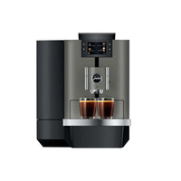 Jura - Machine a Café Professionelle X10 Dark Inox-sur simple pression d'un bouton, la machine à café professionnelle impressionne avec 35 spécialités de café. Le répertoire s'étend des classiques du café, comme l'espresso et le cappuccino, aux doubles spécialités de café au lait, comme le latte macchiato, et même aux infusions froides tendance