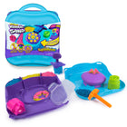 Kinetic Sand - SquishMotion Coffret-1 LIVRES DE KINETIC SAND, 5 OUTILS ET UN BAC DE JEU : Comprend du sable rose, jaune et bleu, un tampon en forme d'empreinte de chaussure, un couteau à lame ondulée, un outil tampon et 3 têtes de tampon. La boîte permet de jouer à l'intérieur pour un nettoyage facile