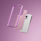 Ideal of Sweden - Print Pack Ecru J'adore pour iPhone 16-Chaque pack comprend deux inserts qui se placent entre votre téléphone et une coque transparente, offrant ainsi un look polyvalent et personnalisé