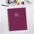 AT-A-GLANCE - Agenda scolaire hebdomadaire/mensuel BADGE géo 2025-2026 - 11 po H x 8 1/2 po l - bourgogne - bilingue-Un mois sur deux pages comprenant des blocs quotidiens, une section de notes et des calendriers de référence des mois passés / futurs