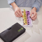 Travelon - World Travel Essentials boîte à pilules à bouton poussoir - Noir-Durable pour des années d'utilisation grâce au plastique de haute qualité utilisé pour fabriquer ce pilulier