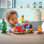 LEGO - DUPLO Town Le camion de pompiers avec un boyau et un pompier-Les tout-petits font semblant d’arroser la bûche avec le boyau, sous le regard d’un écureuil