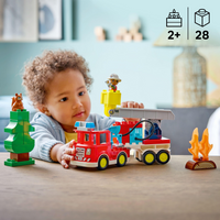 LEGO - DUPLO Town Le camion de pompiers avec un boyau et un pompier-Les tout-petits font semblant d’arroser la bûche avec le boyau, sous le regard d’un écureuil