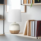 Simple Designs - Petite lampe de table du milieu du siècle - bois clair et blanc-Abat-jour en tissu blanc
