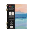 The Happy Planner - Planificateur spiralé personnalisable Petal Poetry 2025-2026 12-mois-Ce planificateur modèle Petal Poetry présente des paysages abstraits, une ambiance paisible et des couvertures en plastique durables et perforées