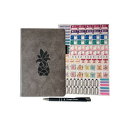 Wamaco - Collection Pineapple Planning Essential - Agenda gris non daté, autocollants et stylo-Pratique - Cet ensemble est suffisamment petit pour se glisser dans la plupart des sacs ou des porte-monnaie.