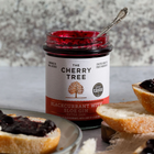 The Cherry Tree - Confiture extra de cassis au sloe gin, 225 g, paquet de 2-Préparée avec 52 g de fruits par 100 g selon le fabricant.