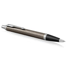 Parker − Stylo à bille IM − noir espresso − pointe moyenne − encre bleue-Vernis espresso foncé avec un grain circulaire complété par une bordure chromée accrocheuse et l’agrafe en tête de flèche PARKER exclusive