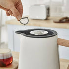 Westinghouse -Bouilloire électrique Westinghouse Collection Nordic Design imitation bois - Noire-Matériau de haute qualité : fabriquée en acier inoxydable, cette bouilloire électrique est durable, résistante à la rouille et facile à nettoyer.