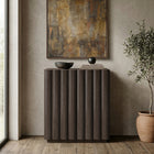 Hudson&Canal - Meuble d'appoint rectangulaire cannelé Molly - 28 po l - Chêne brun-Le socle, le plateau et les étagères sont fabriqués en MDF robuste avec une finition chêne brun