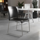Chaise empilable noire profilée HERCULES d’une capacité de 880 lb à dossier complet avec base traîneau enduite de poudre grise-Capacité de poids de 880 lb