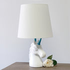 Simple Designs - Lampe de table - Licorne bleue et blanche scintillante-Abat-jour en tissu fuselé blanc