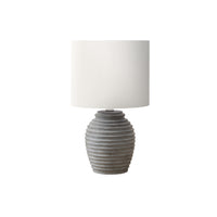 Monarch Specialties - Luminaire - 17 po H Lampe De Table - Résine Grise - Abat-Jour Ivoire / Crème - Contemporain-Complétez votre décor avec cette lampe de table de 17 pouces de haut en résine grise chic, avec une base texturée au design nervuré, parfaite pour mettre en valeur une table de nuit, une table d'appoint ou d'appoint, ou un environnement de bureau