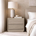 Manhattan Comfort - Table de nuit contemporaine Navis 26" à 2 tiroirs - Chêne naturel-Deux tiroirs spacieux offrent un rangement pratique pour les essentiels de chevet