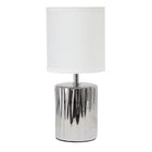 Simple Designs - Petite lampe de table nervurée - Chrome avec abat-jour blanc-Cette lampe est assortie d'un abat-jour blanc et d'une texture verticale ondulée qui en font une pièce de choix pour votre espace moderne