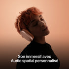 Apple - AirPods Max (USB-C) - Mauve-Expérience Magique - Pour jumeler les AirPods Max, il suffit de les approcher de votre appareil et d'appuyer sur Connexion. Dès que vous les enlevez, ils mettent votre contenu audio en pause. Et avec le basculement automatique, le son voyage en toute fluidité entre iPhone, iPad et Mac