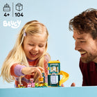 LEGO - Bluey Le terrain de jeu de Bluey et Chloe, Ensemble de construction préscolaire -Ensemble pour les enfants d’âge préscolaire - Ce jouet LEGO Bluey est livré avec un modèle à construire par sac, plus une brique de départ et des instructions simples pour rendre la construction rapide et amusante pour les petits constructeurs