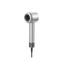 Mova - Sèche-cheveux Shine 10 - Argent-La conception aérodynamique exceptionnelle de ce sèche-cheveux divise les grands tourbillons en tourbillons plus petits, ce qui permet d'obtenir un flux d'air plus fluide et plus homogène. Cela garantit une répartition uniforme de la vitesse du vent sur toute la surface de sortie, offrant ainsi aux utilisateurs une expérience de séchage douce et confortable, tout en contribuant à prendre soin de vos cheveux.