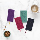 Letts of London - 2027 Agenda mince Woodland semaine sur deux pages – 5-7/8" x 3-1/8" – Couleurs assorties – Multilingue-Multilingue