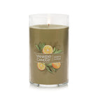 Yankee Candle - Sage & Citrus Signature Bougie pilier moyenne - 404 g-Étiquettes illustrées à la main et couleurs vives de cire
