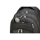 Swissdigital - Sac à dos noir SURSEE avec localisateur SDD-SYSTÈME ADD-A-BAG : Le système intelligent Add-A-Bag est non seulement un véritable soulagement pour vos voyages avec plusieurs bagages, mais il est aussi extrêmement facile à utiliser. Attachez simplement votre sac à votre bagage grâce à la sangle intégrée, sans les mains. Le manchon pour trolley se fixe sur la poignée verticale de votre bagage, vous permettant d'attacher votre sac à dos à la valise et de le tirer d'une seule main.