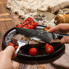 Minimal - Ensemble de couteaux à steak Damascus Black G10 de 4 pièces, service pour 4 personnes-Entretien et stockage : Lavage à la main uniquement, séchage avec une éponge douce. Rangez les couteaux en toute sécurité après chaque utilisation. Gardez-les hors de portée des enfants. Évitez de couper dans les os, les aliments congelés et les noyaux de fruits durs