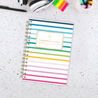 AT-A-GLANCE - Agenda hebdomadaire/mensuel Emily Ley Simplified 2026 - 8 1/2 po H x 5 3/8 po l - bande joyeuse - bilingue-La reliure à double spirale dorée résiste aux accrocs et reste à plat pour une utilisation facile