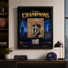 Frameworth - Cadre photoglass de OG Anunoby des New York Knicks trophée du championnat 2026 - 18 po l x 22 po H - or-Graphiques photoglass avec photo sous licence : une photographie 8x10 sous licence officielle est montée séparément et l’illustration environnante est imprimée en ultra haute définition directement sur le verre pour des couleurs vives, des noirs profonds et une profondeur lumineuse