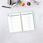 Mead - Agenda scolaire hebdomadaire/mensuel Caprice floral 2025-2026 - 8 1/2 po H x 5 1/2 po l - bleu - bilingue-Les pages spéciales incluent une page d'Introduction, 2 calendriers de référence annuels, des dates importantes, une planification future, une liste de vacances, des contacts, des mots de passe et des notes