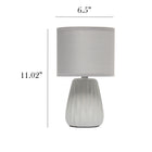 Simple Designs - Mini lampe de table texturée - Gris avec abat-jour assorti-c'est une mini-lampe la taille totale du produit est l : 6.5 x l : 6.5 x h : 11.02 et pèse 1.1 lbs. l'abat-jour mesure dia : 6.5 x h : 5.25