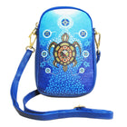 Oscardo - Sac pour téléphone - Medicine Turtle par James Jacko-Designs authentiques d’art autochtone - Met en valeur des créations artistiques autochtones réalisées par des artistes des Premières Nations, Inuits et Métis de partout au Canada, célébrant la culture, la créativité et la narration