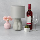Simple Designs - Mini lampe de table texturée - Gris avec abat-jour assorti-Exigence en matière d'ampoule vendue séparément : Cette lampe exige une ampoule à culot candélabre type B10 E12 de 40 watts (non incluse)