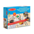 Ensemble D’Accessoires De Cuisine De Jeu-Comprend également une salière, une poivrière et une bouteille d'huile d'olive en bois, un torchon et un gant isolant.