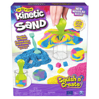 Kinetic Sand - Squish N’ Create-écrasez et créez des motifs surprises : Les possibilités de jeu sont infinies avec le coffret Squish N' Create. Remplissez le moule octogonal, superposez le sable, écrasez-le, coupez-le et bien plus encore. Révélez un nouveau motif à chaque fois.