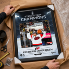 Frameworth - Cadre photoglass de Frederik Andersen 16x20 des Carolina Hurricanes champions Coupe Stanley - 18 po l x 22 po H-Fabrication conforme au type de produit : la construction PhotoGlass imprime l’image directement sur le verre et la surface se nettoie avec un chiffon doux et sec