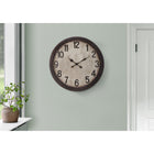 Monarch Specialties - Horloge - 20 po Rond - Horloge Murale - Brun Antique - Transitionnel-L'horloge analogique, facile à lire, présente des marques numériques audacieuses sur un fond de papier parcheminé sous une surface en verre transparent
