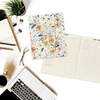 Graphique - 2024-2025 Académique Floral Tropical Mensuel Planificateur de Bureau - 20.32 x 25.4 cm-Couverture en papier double réflexion et élastique
