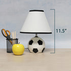 Simple Designs - Enfants Lampe de Table de Football-Interrupteur accessible: Un interrupteur rotatif accessible situé sur le cordon de cette lampe de table permet de l'allumer et de l'éteindre