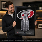 Frameworth - Carolina Hurricanes Toile encadrée 20 po H x 29 po l Champions de la Coupe Stanley 2026 - Sous licence officielle LNH/AJLNH-Fabrique au Canada par Frameworth depuis 1992